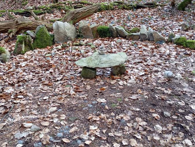 Wintersonnewende - symbolisiert durch Stonehengeähnlich aufgeschichtete Steine